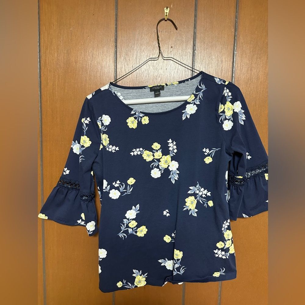 Ann Taylor Factory Size S Womens Blouse Short Sleeves with Design
